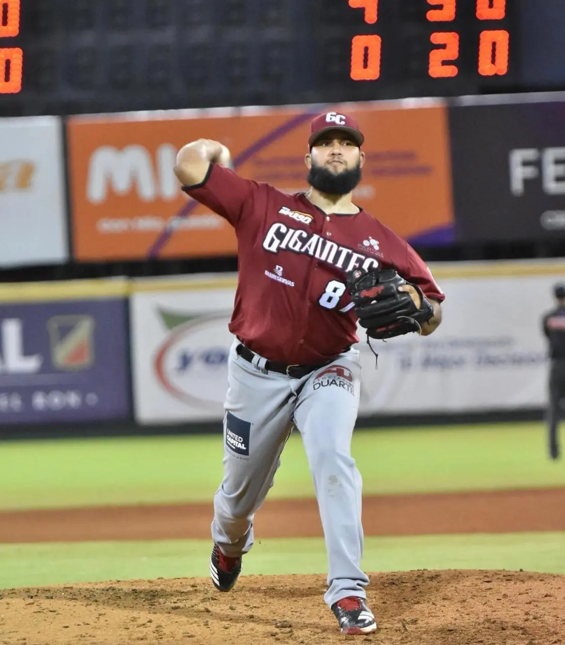 Gigantes blanquean a Estrellas y pican delante en su semifinal