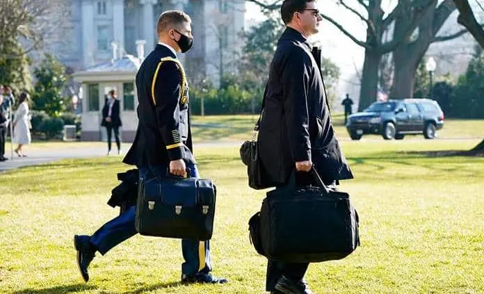 ¿Quién tiene el maletín nuclear? Trump se llevó uno a Florida