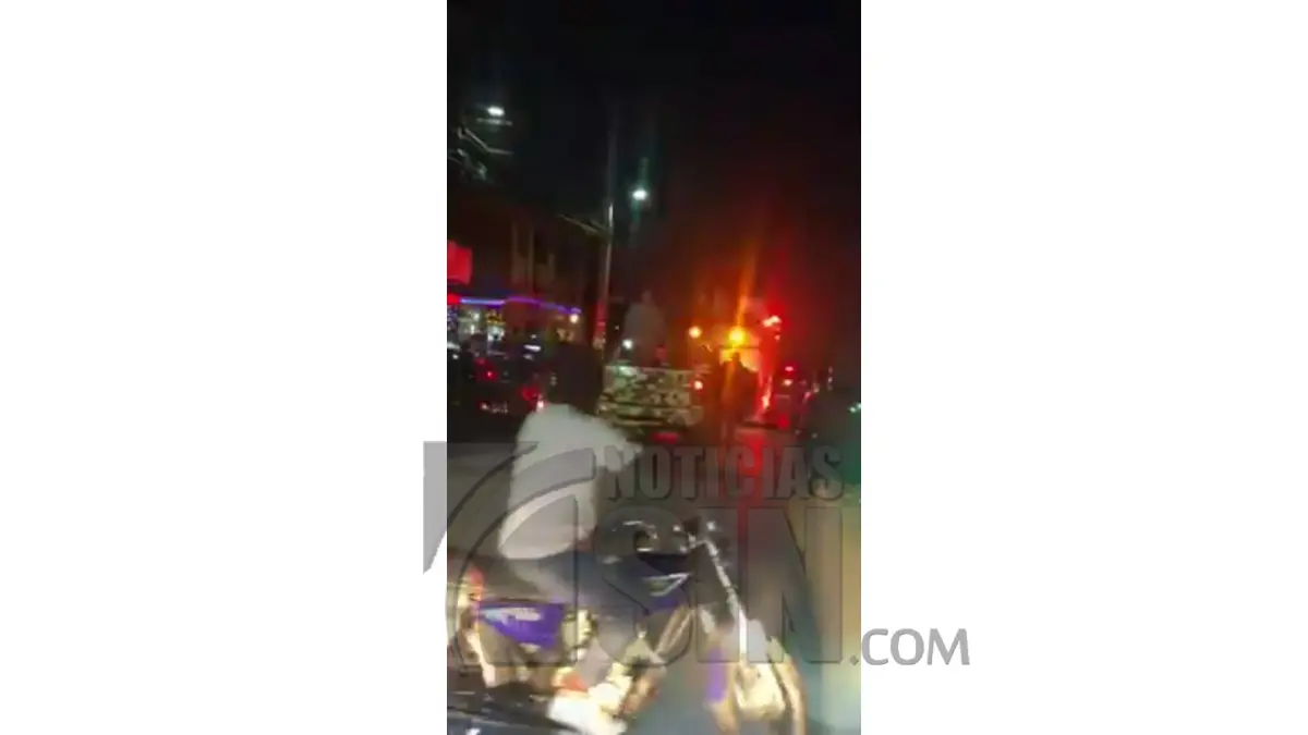 Bomberos dispersan con  chorro de agua personas que violentan toque de queda