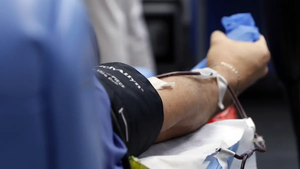 El plasma es efectivo en mayores con COVID-19, según un estudio argentino