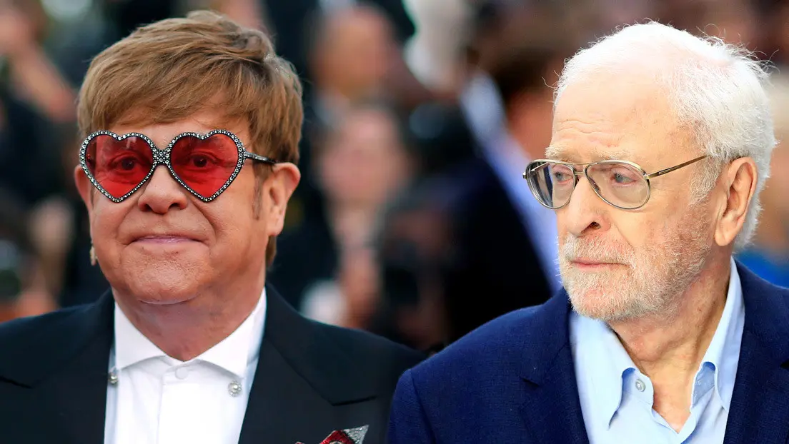 Elton Jonh y Michael Caine realizan divertida campaña para motivar a vacunarse contra covid-19