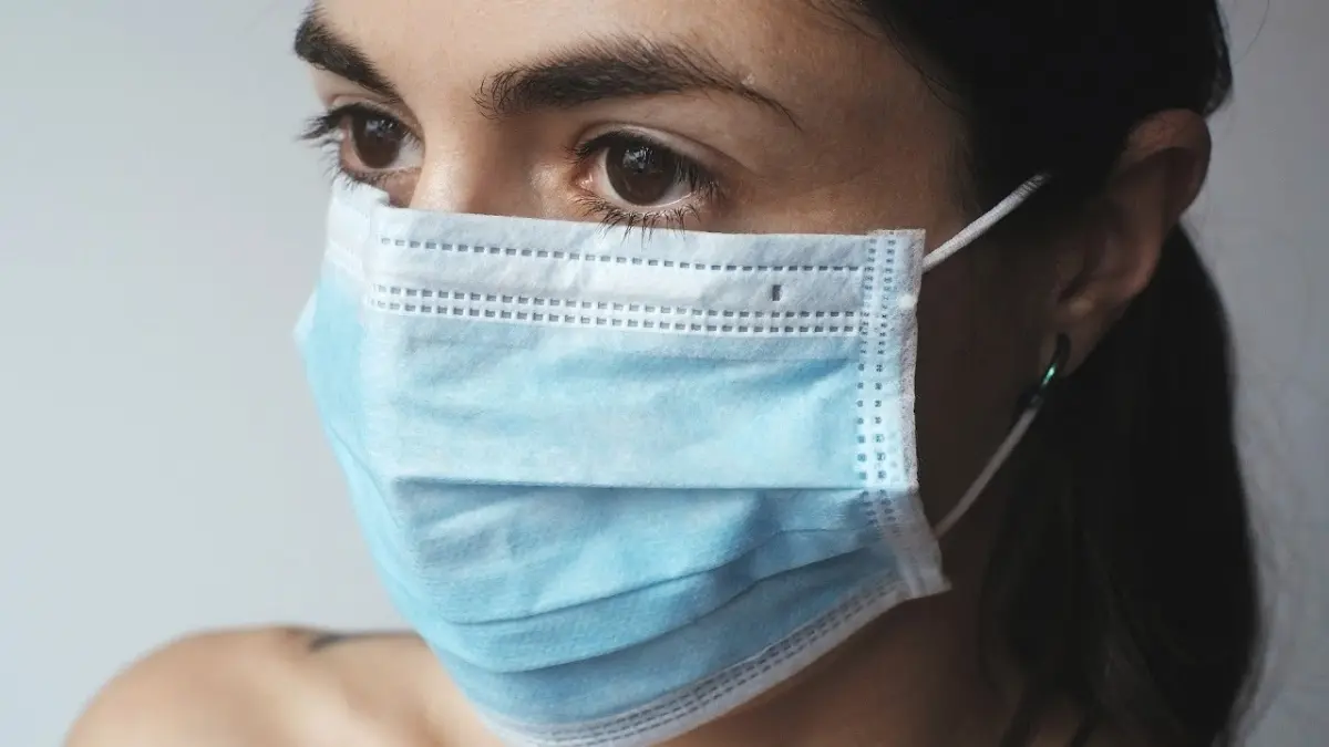 ¿Qué cara del cubrebocas quirúrgico debe ir hacia fuera y cuál hacia dentro?