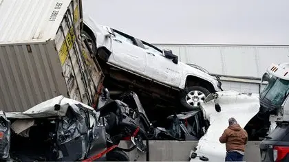 Enorme accidente con casi 100 autos en una autopista congelada de Texas