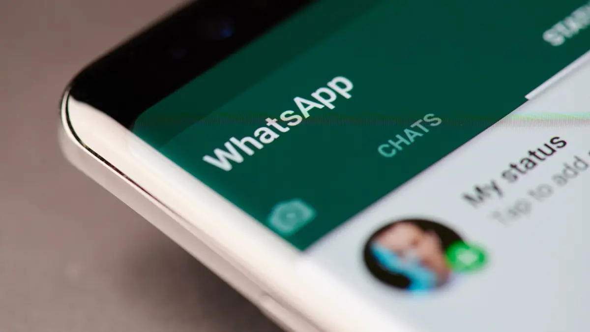 Alertan de una versión falsa de WhatsApp para iPhone que roba información de usuarios