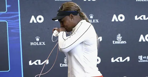 Serena Williams se desmorona y abandona rueda de prensa tras derrota