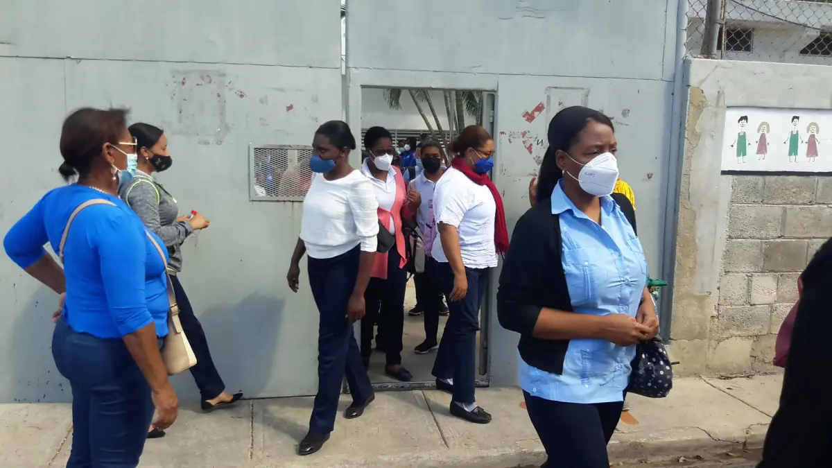 Maestros se retiran de centros por falta de vacunas en La Romana