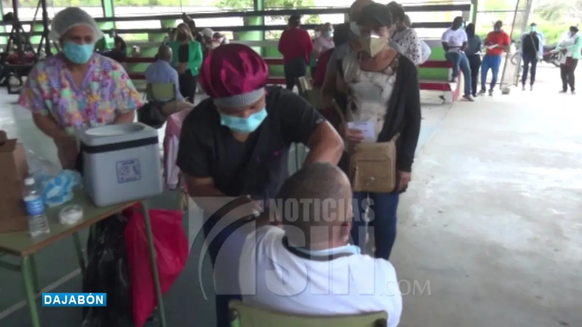 Profesores acuden a vacunarse en la frontera