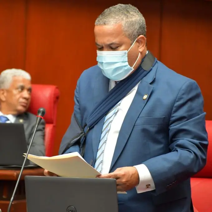 Héctor Acosta somete proyecto de ley que busca eliminar pago de reinscripción en colegios