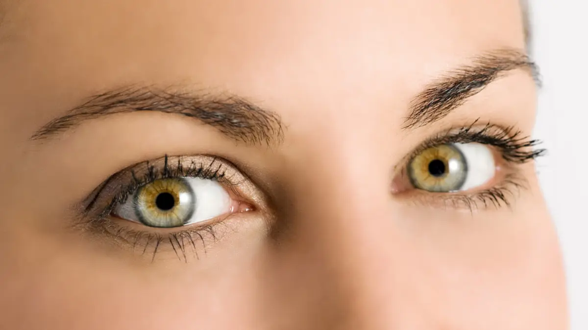 Mujer derrama lágrimas de sangre durante su período