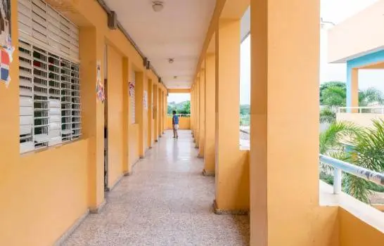 Centros educativos sin espacios deberán establecer horarios diferidos por nivel