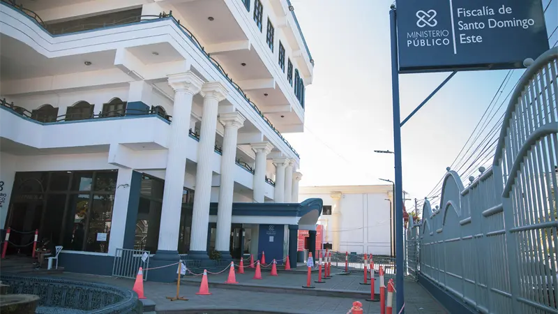 Testigo baleado al salir del tribunal se debate entre la vida  y la muerte