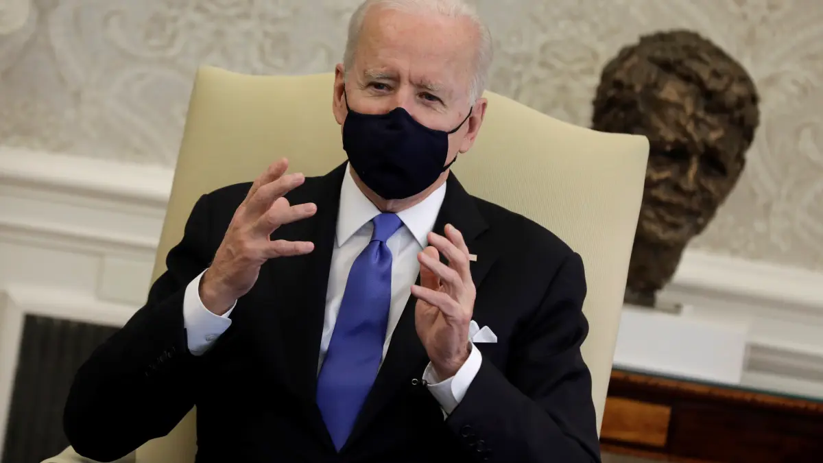 Biden tacha de pensamiento neandertal levantar orden de llevar mascarilla