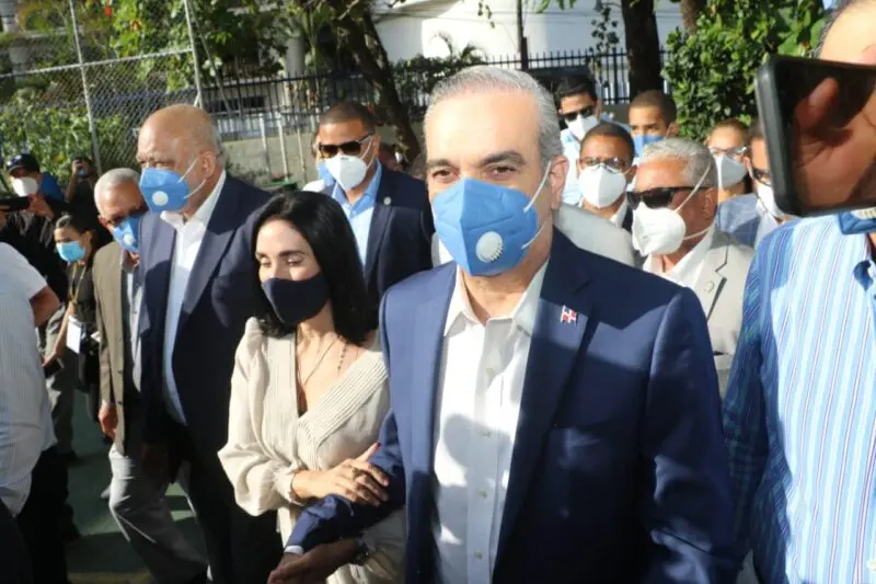 Presidente Abinader reconoce labor de mujer dominicana en su día