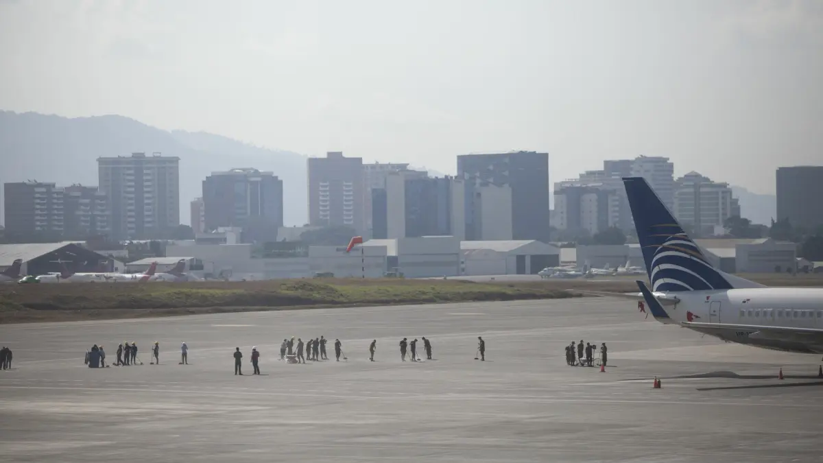 Guatemala reabre aeropuerto tras 24 horas de cierre por erupción volcánica