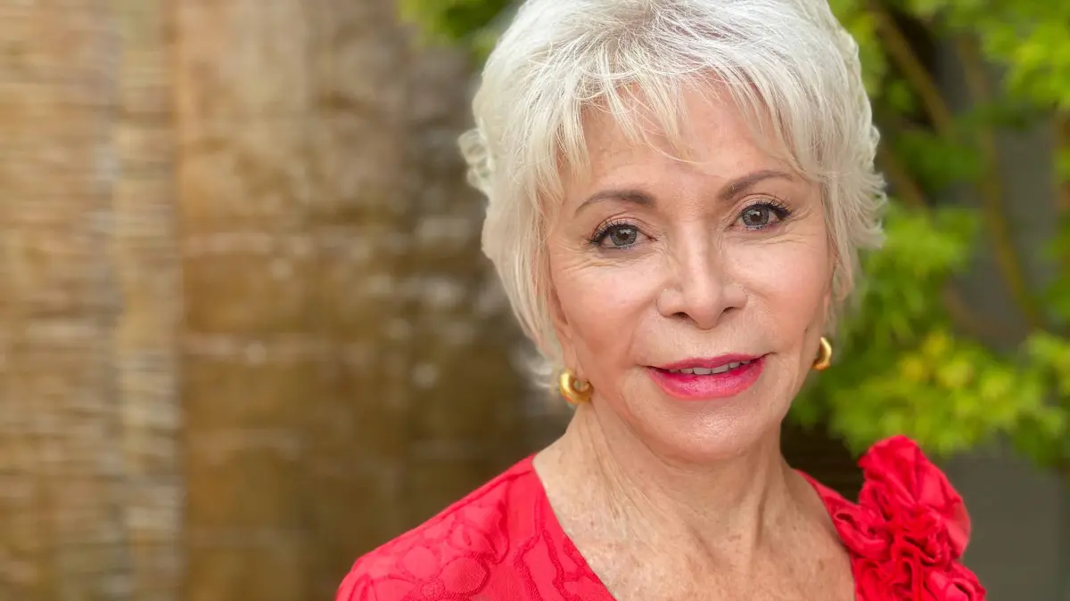 Isabel Allende aplaude que la energía joven haya vuelto al feminismo