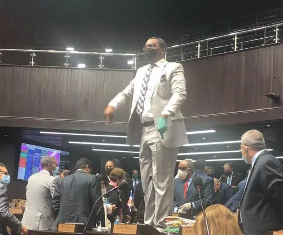 Encaramado en una mesa, Botello reclama que le han dado la espalda con 30% AFP