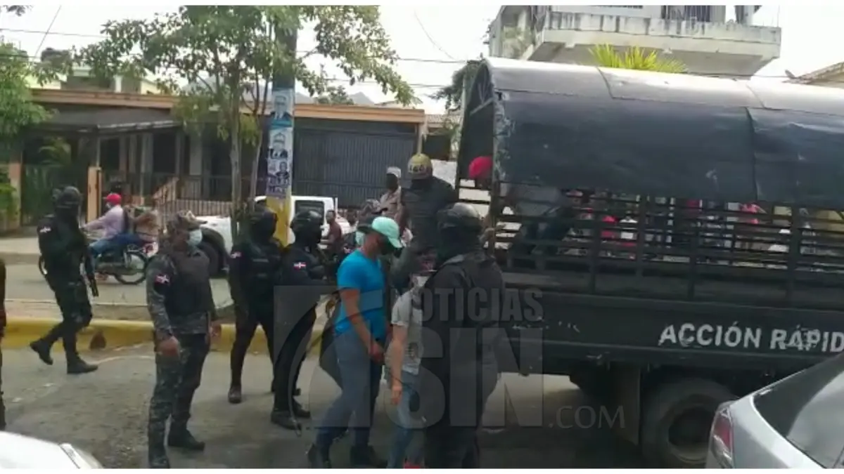 Trasladan a fiscalía policías involucrados en muerte de pareja cristiana en Villa Altagracia