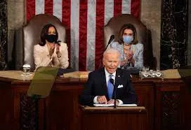 Biden homenajea a las dos mujeres que le siguen en la línea de sucesión