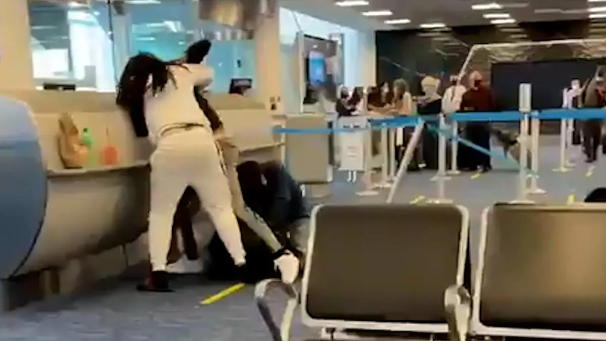 Riña entre al menos siete personas en aeropuerto de Miami deja un detenido