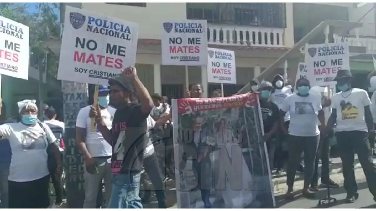 Familiares de pareja ultimada por patrulla policial, protestan fuera del Palacio de Justicia