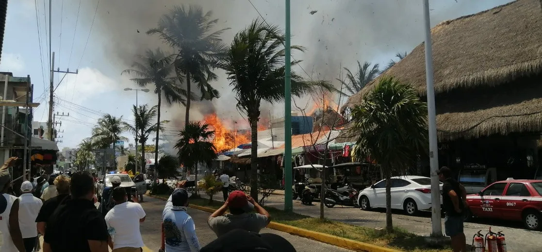 Fuerte incendio consume restaurantes de Isla Mujeres, en el Caribe mexicano