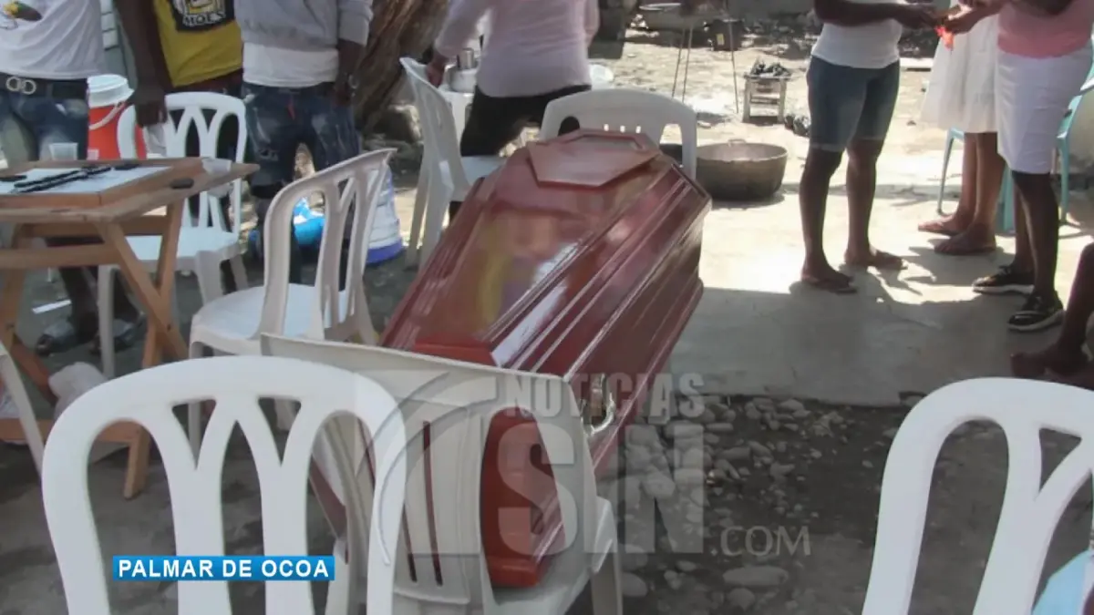 VIDEO: Hombre roba celular en tienda mientras empleada está distraída