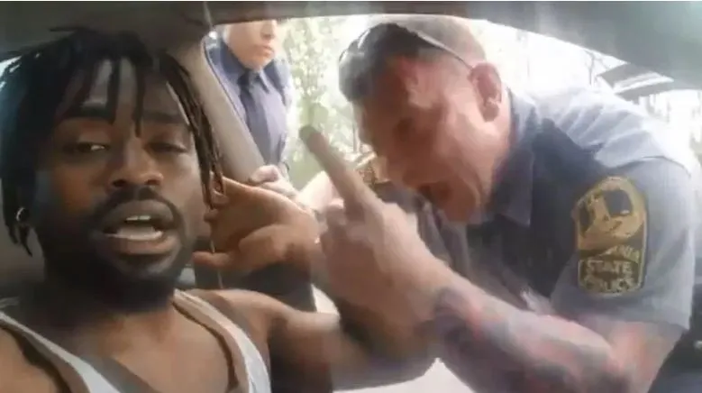 Despiden a un policía grabado amenazando afroamericano al que agredió tras decir a la cámara vean este espectáculo