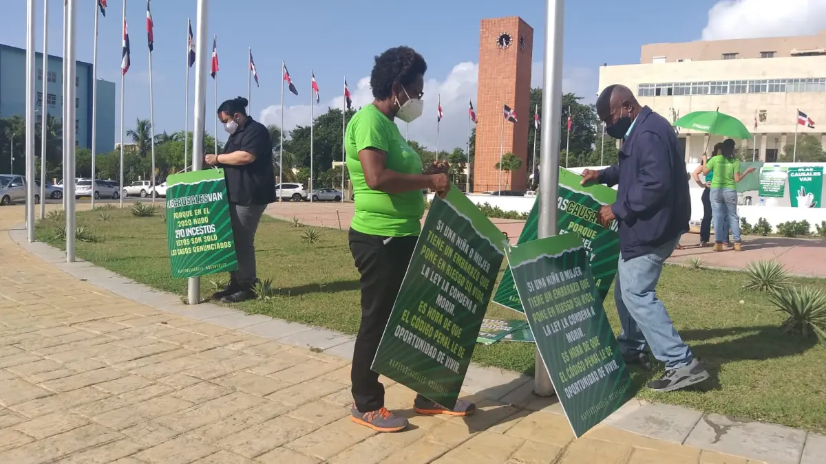 Feministas instalan carteles frente al Congreso Nacional; hoy inician debates sobre aborto