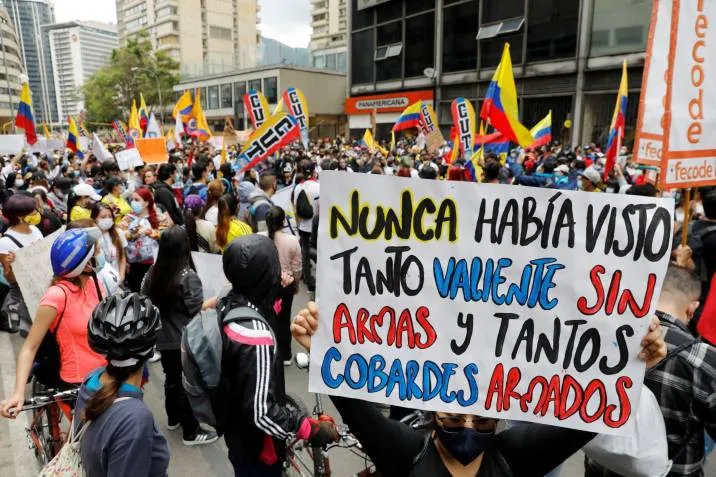 Los carteles hablan por los colombianos en las manifestaciones