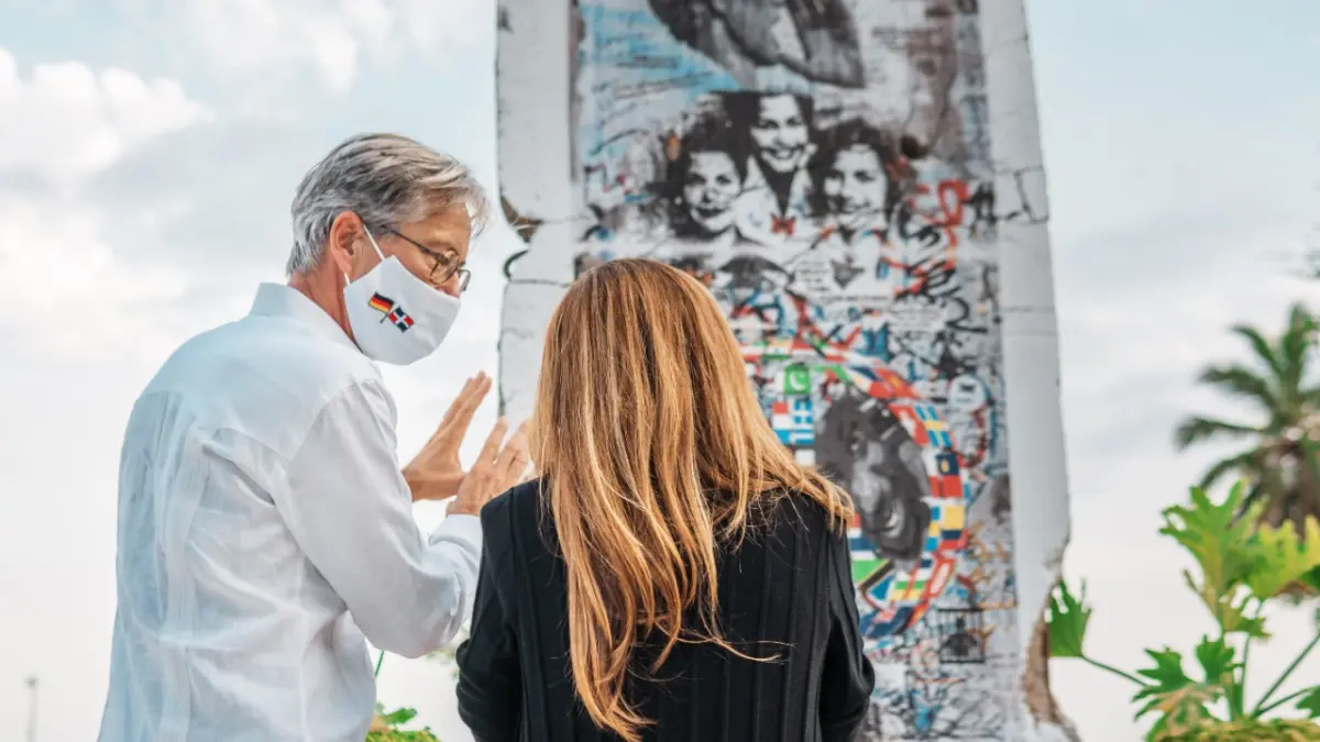 Alcaldesa Carolina Mejía recibe fragmento del Muro de Berlín donado por Embajada de Alemania