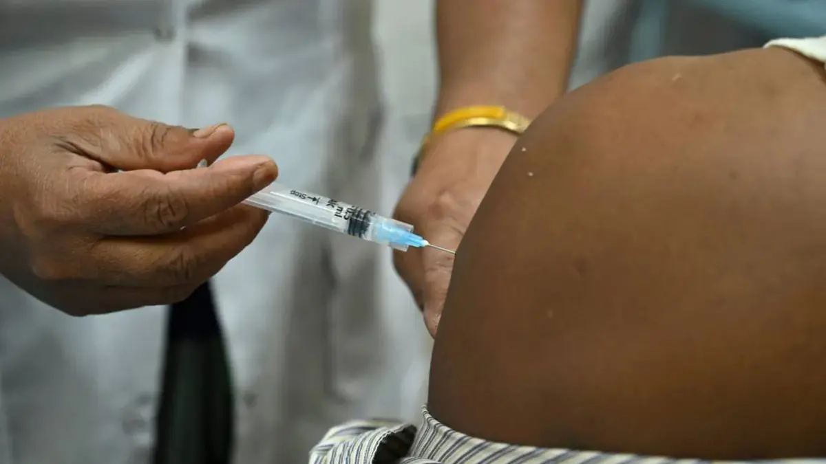 Todo el que esté en RD debe ser vacunado, no importa si es extranjero, sugiere médico