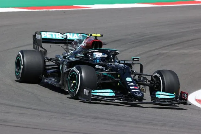 Bottas evita la pole numero cien de Hamilton en Portimao