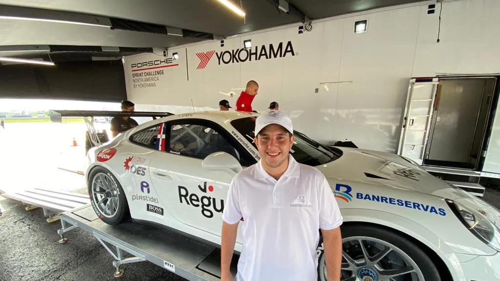 Piloto Jimmy Llibre continúa exaltando la bandera dominicana en campeonatos internacionales
