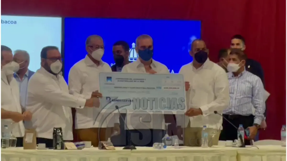Presidente Abinader entrega cheque al acueducto Múltiple de Jarabacoa