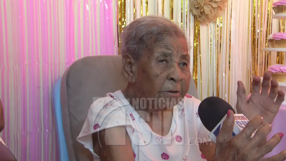Mujer cumple 105 años y lo celebra por todo lo alto