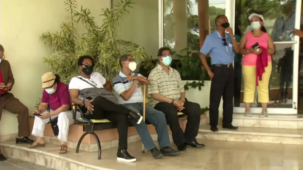 Mayores de 50 años esperan vacunarse contra COVID-19