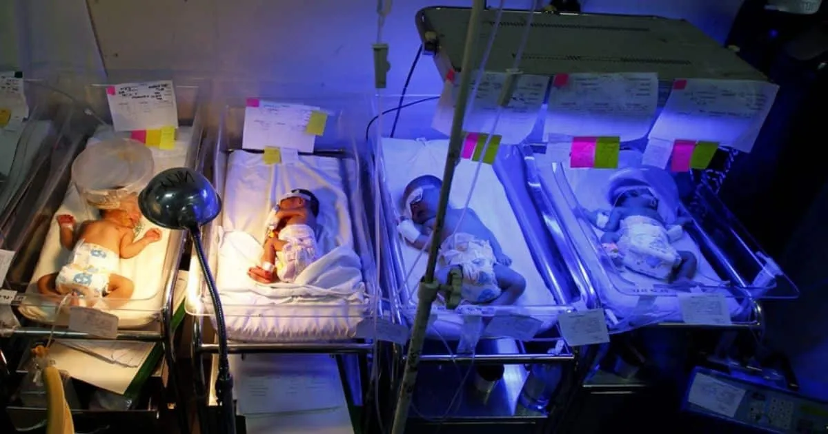 Mujer esperaba siete bebés ¡y dio a luz a nueve!