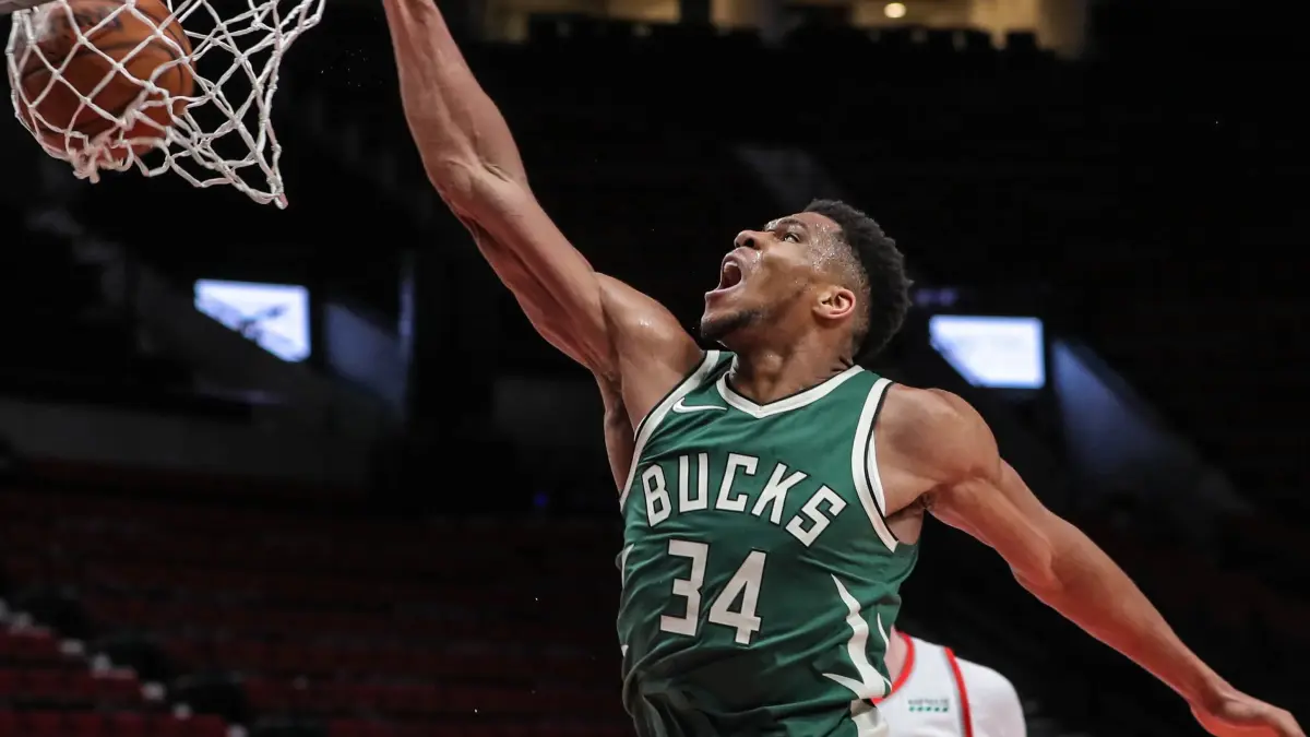 Antetokounmpo, Middleton y Holiday le dan el primer triunfo a Bucks