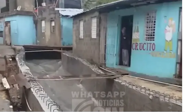 Comunitarios en Los Mina exigen construcción de un puente