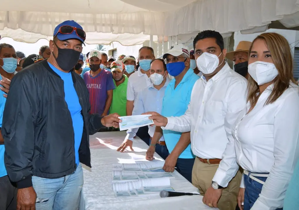 Entregan un millón de pesos a trabajadores de Ayuntamiento de La Vega