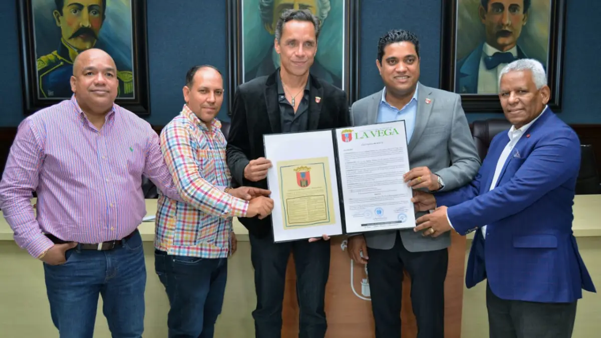 Kelvin Cruz reconoce al renombrado actor vegano Anthony Álvarez