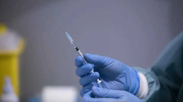 Experto de Oxford pide vacunar a países pobres para frenar las variantes