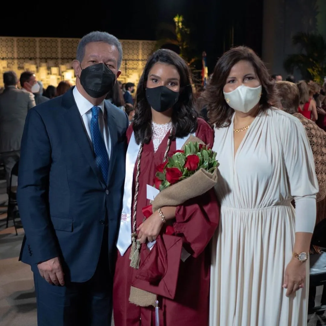 Hoy se graduó Yolanda América María, Margarita y Leonel asisten a la graduación de su hija