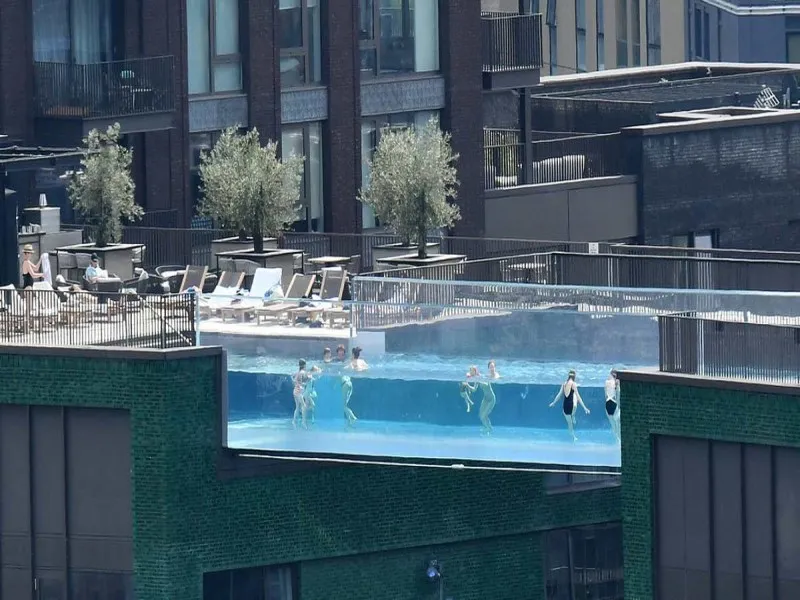Construyen en Londres piscina transparente y flotante a 35 metros de altura