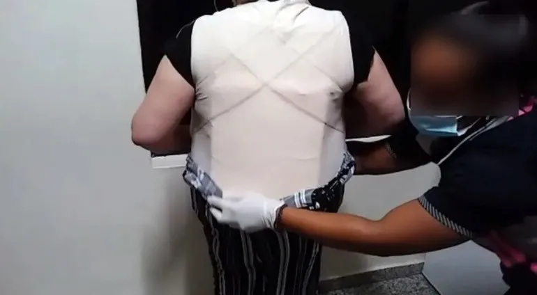 Dos miembros del Cesac detenidos por supuesta complicidad con mujer que llevaría droga a NY