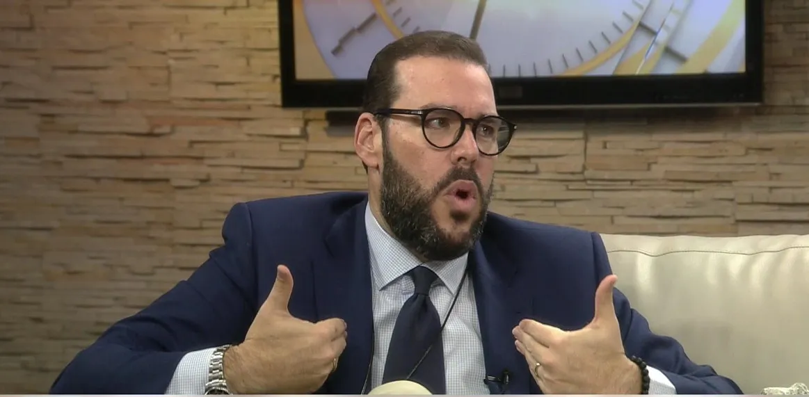 Según acta de descargo vehículos designados a Gómez Casanova fueron entregados ocho meses después de dejar el cargo