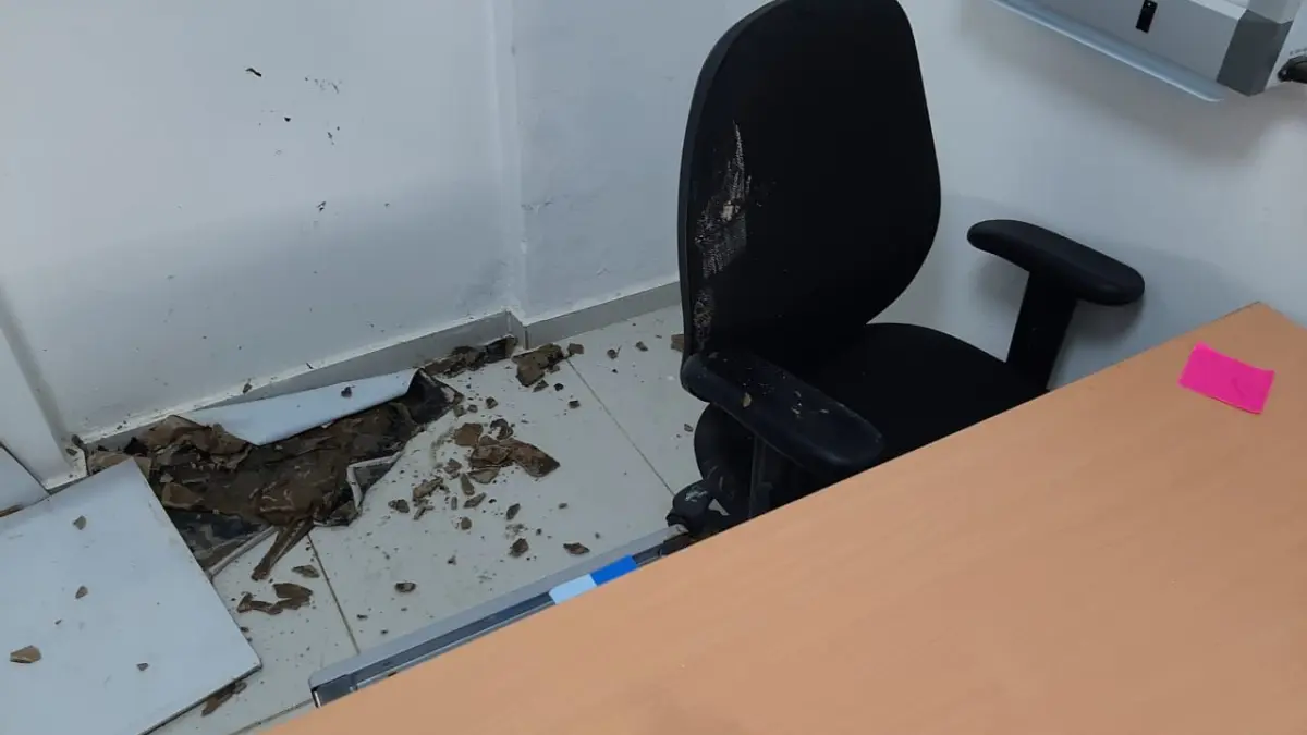 Se desploma techo de hospital Padre Fantino encima de pediatra