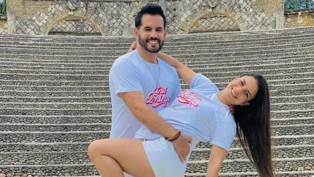 Mire el momento en que Manny Cruz carga a su hija por primera vez