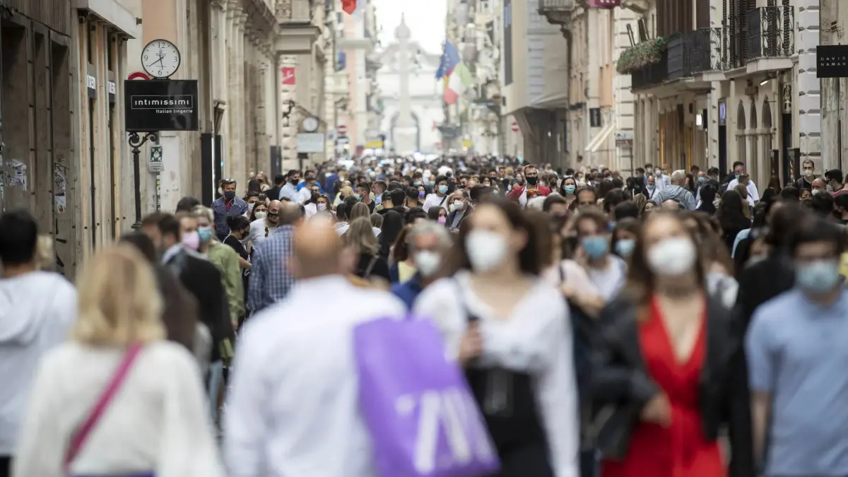 Italia elimina la obligación de llevar mascarilla en espacios abiertos