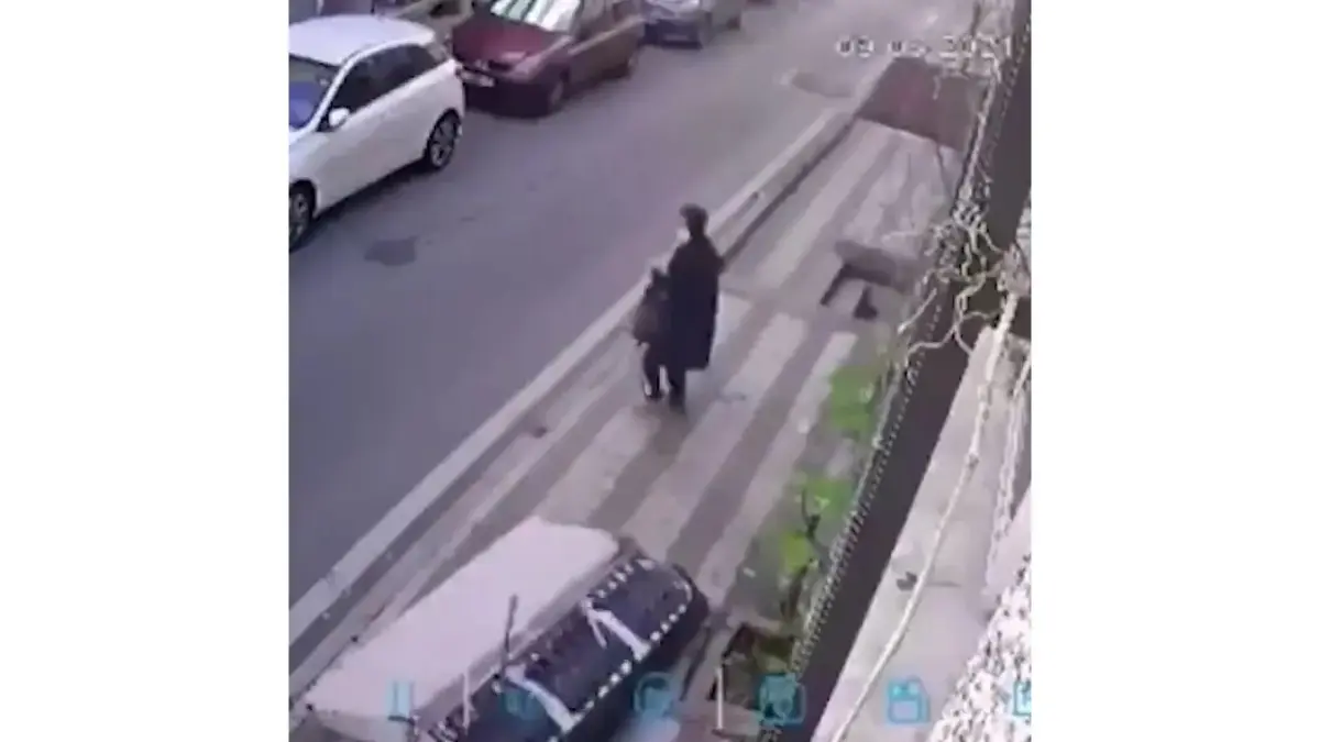 Una mujer se salva por centímetros de morir aplastada por un sofá lanzado desde un edificio